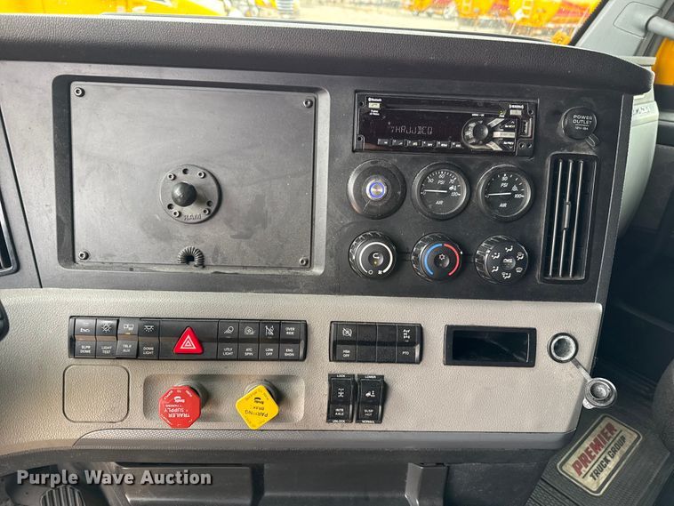 image for item HI9384 2021 Freightliner Cascadia 126 semi truck