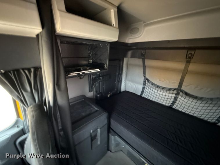 image for item HI9384 2021 Freightliner Cascadia 126 semi truck