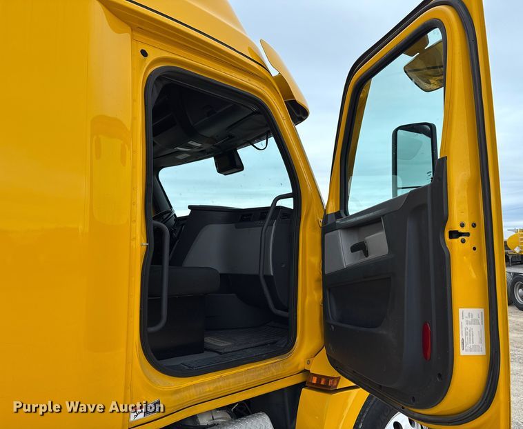 image for item HI9384 2021 Freightliner Cascadia 126 semi truck