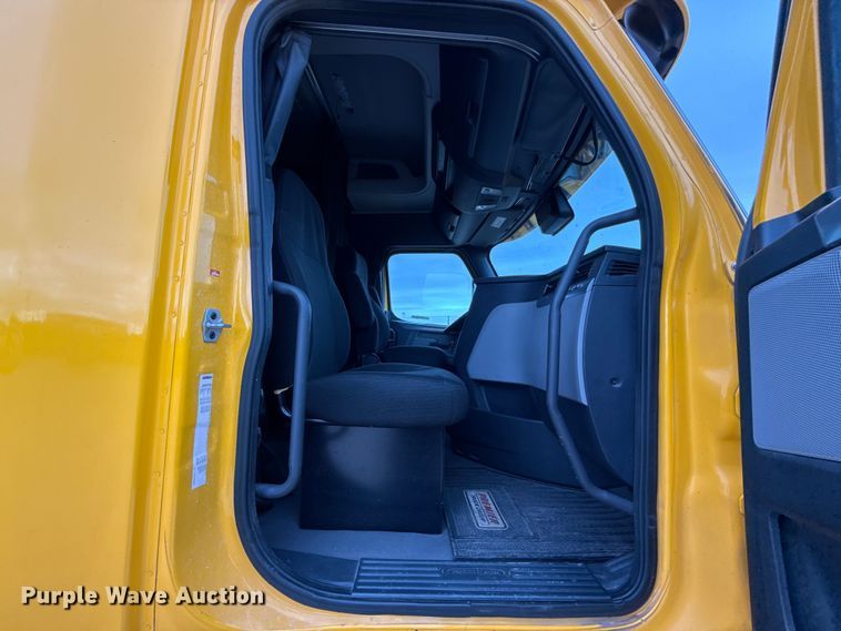 image for item HI9384 2021 Freightliner Cascadia 126 semi truck