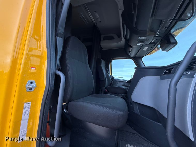 image for item HI9384 2021 Freightliner Cascadia 126 semi truck