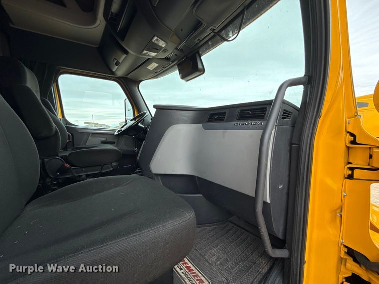 image for item HI9384 2021 Freightliner Cascadia 126 semi truck