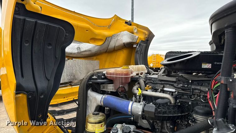 image for item HI9384 2021 Freightliner Cascadia 126 semi truck