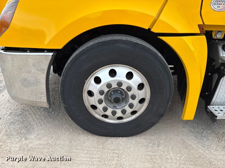 image for item HI9384 2021 Freightliner Cascadia 126 semi truck