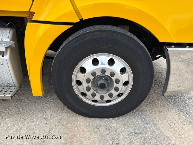 image for item HI9384 2021 Freightliner Cascadia 126 semi truck