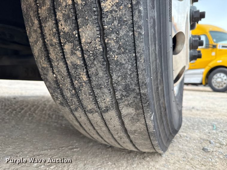 image for item HI9384 2021 Freightliner Cascadia 126 semi truck