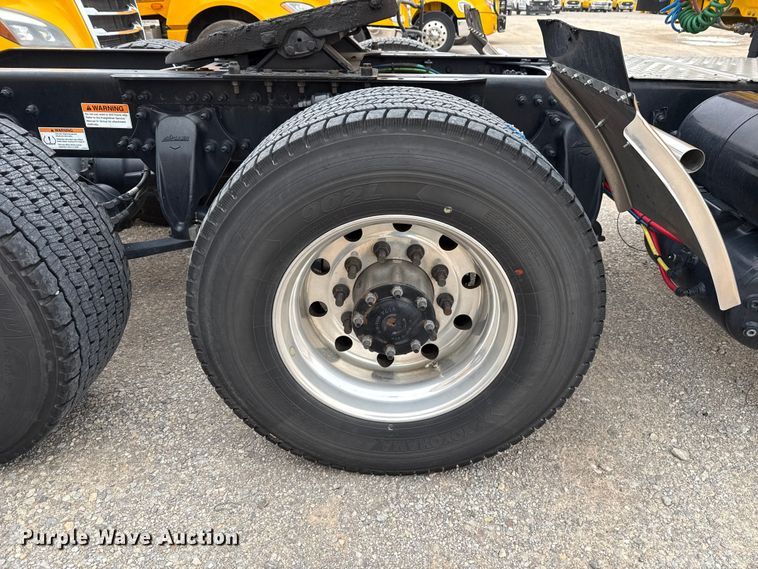 image for item HI9384 2021 Freightliner Cascadia 126 semi truck