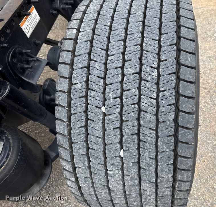 image for item HI9384 2021 Freightliner Cascadia 126 semi truck