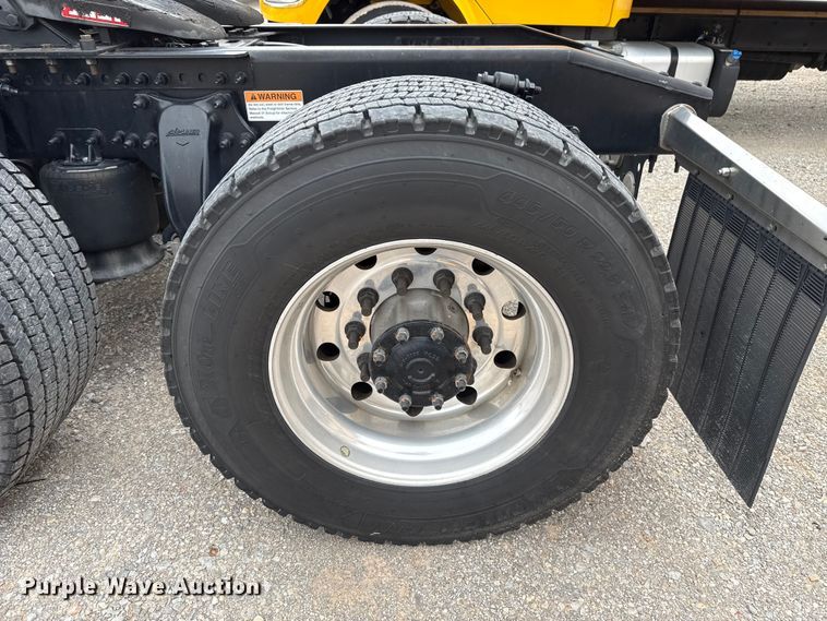 image for item HI9384 2021 Freightliner Cascadia 126 semi truck