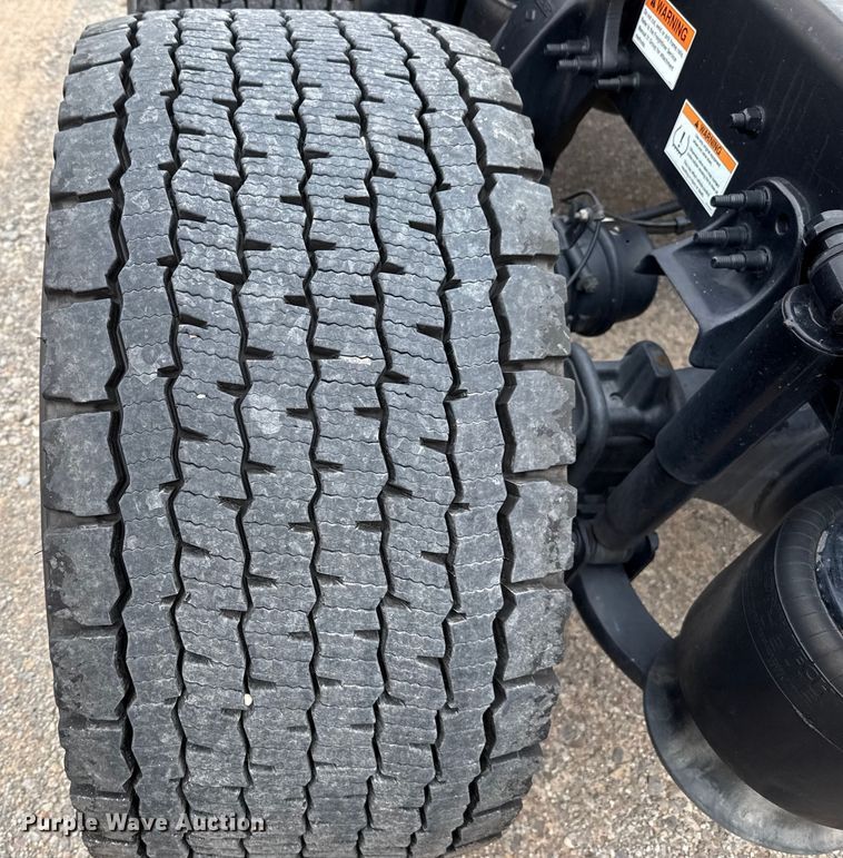 image for item HI9384 2021 Freightliner Cascadia 126 semi truck