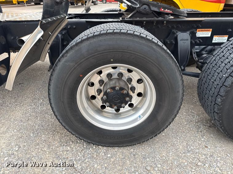 image for item HI9384 2021 Freightliner Cascadia 126 semi truck