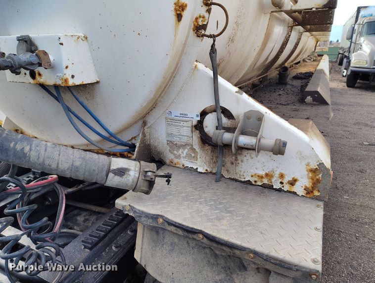 image for item IH9365 2011 ComCamp 130 tank trailer