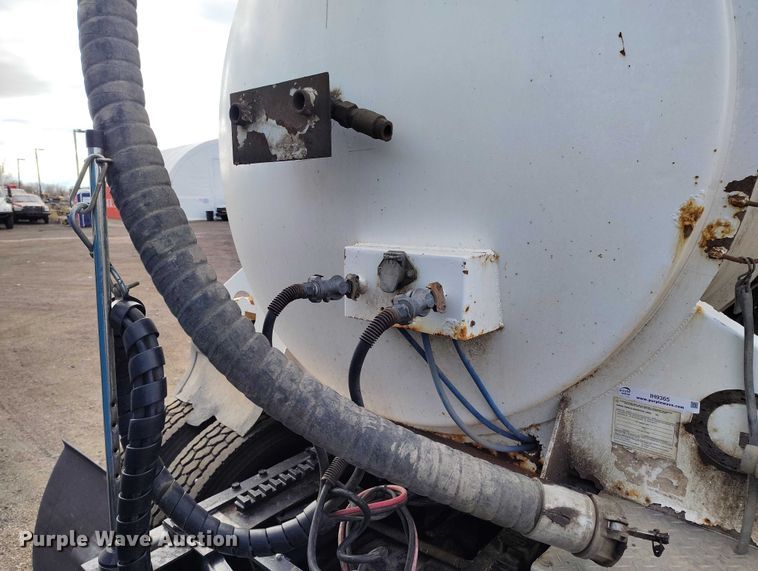 image for item IH9365 2011 ComCamp 130 tank trailer