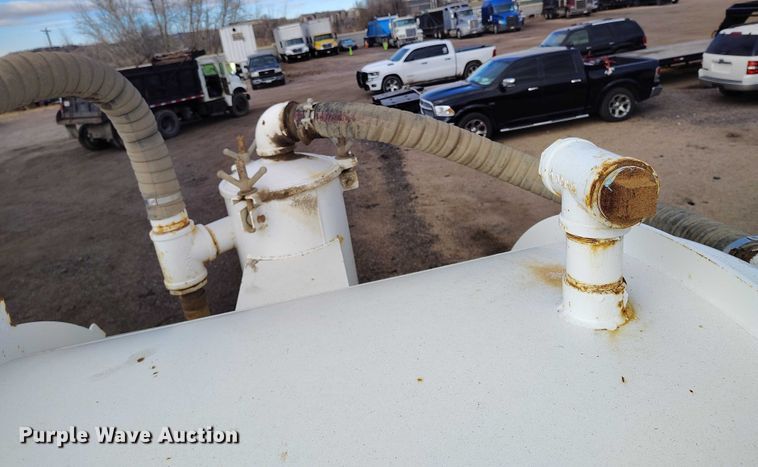 image for item IH9365 2011 ComCamp 130 tank trailer