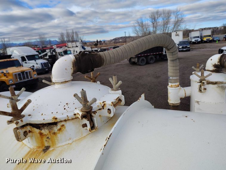 image for item IH9365 2011 ComCamp 130 tank trailer