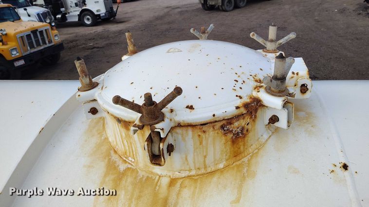 image for item IH9365 2011 ComCamp 130 tank trailer