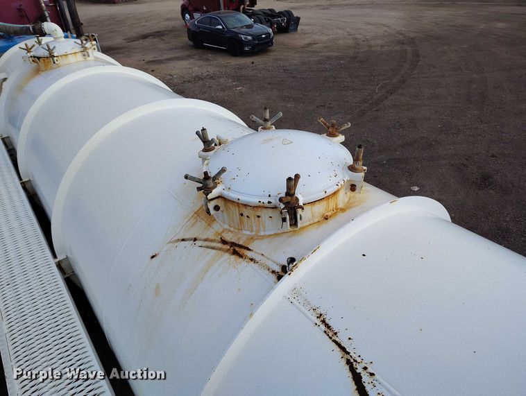 image for item IH9365 2011 ComCamp 130 tank trailer