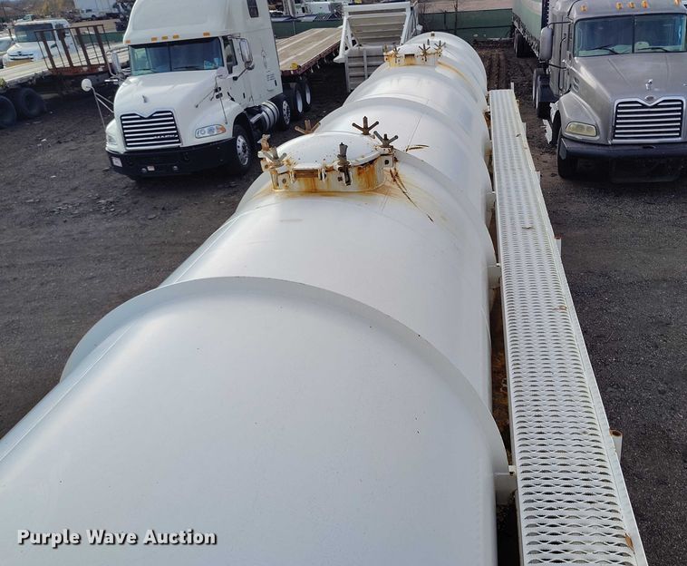 image for item IH9365 2011 ComCamp 130 tank trailer