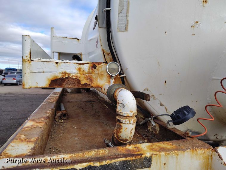 image for item IH9365 2011 ComCamp 130 tank trailer