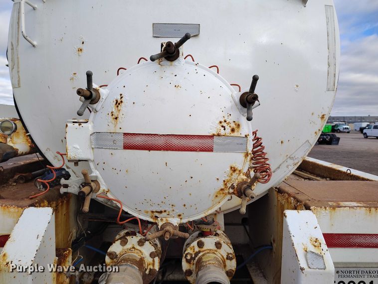 image for item IH9365 2011 ComCamp 130 tank trailer