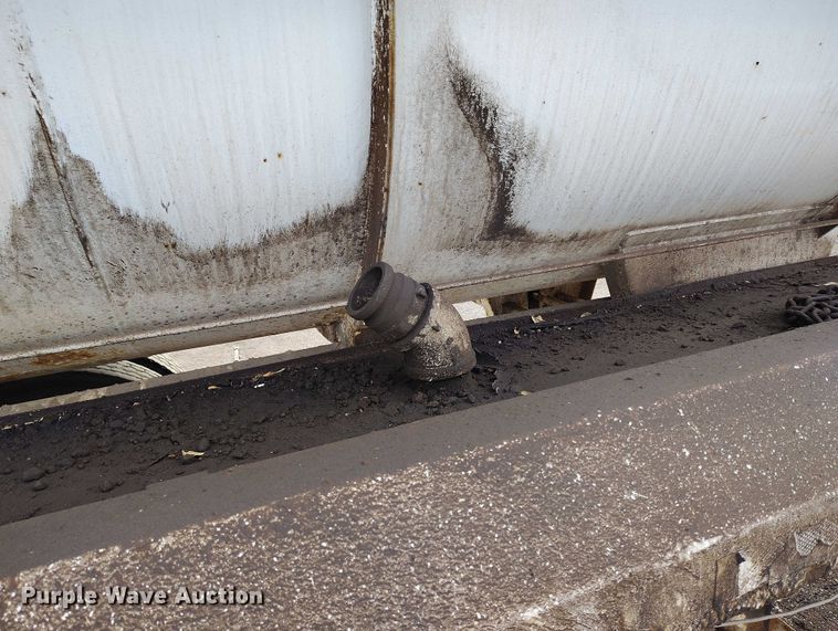 image for item IH9365 2011 ComCamp 130 tank trailer