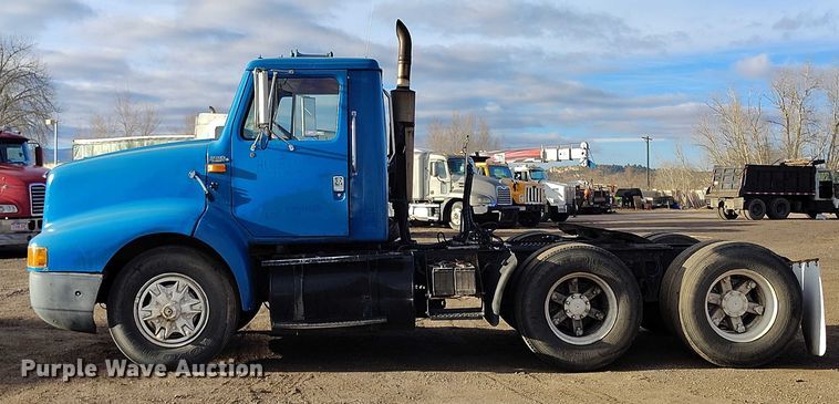 image for item IH9367 1996 International 8200 semi truck