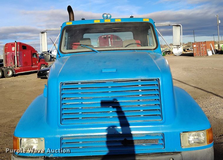 image for item IH9367 1996 International 8200 semi truck