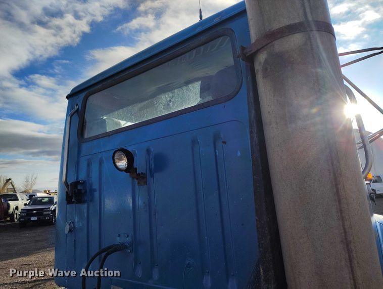 image for item IH9367 1996 International 8200 semi truck