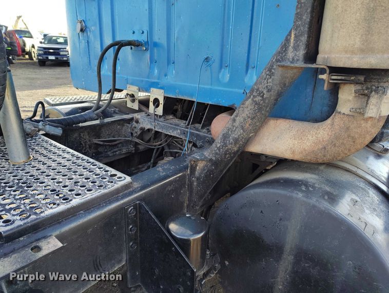 image for item IH9367 1996 International 8200 semi truck