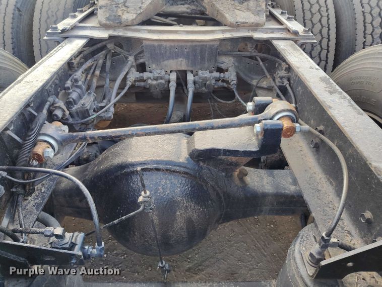 image for item IH9367 1996 International 8200 semi truck