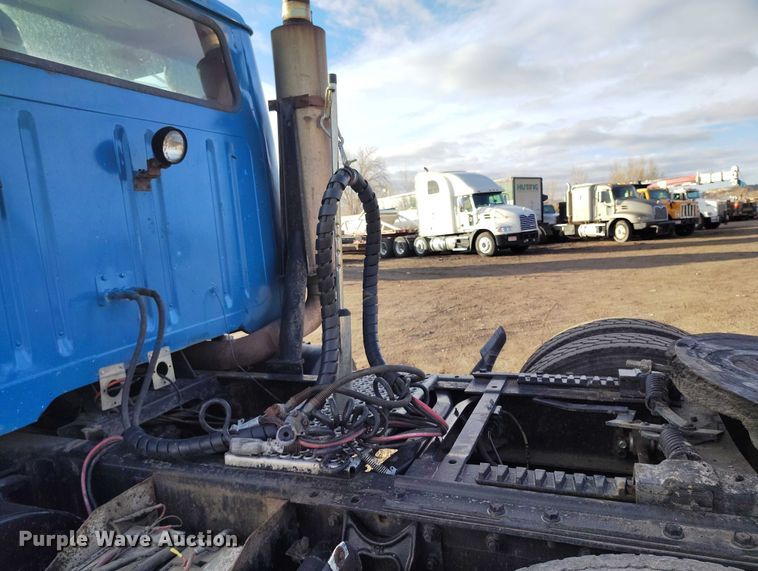 image for item IH9367 1996 International 8200 semi truck