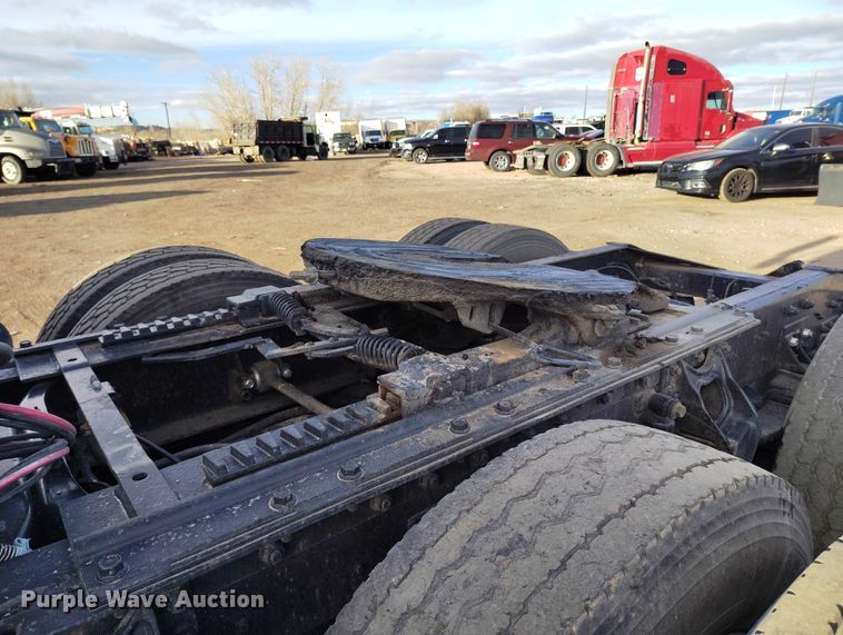 image for item IH9367 1996 International 8200 semi truck