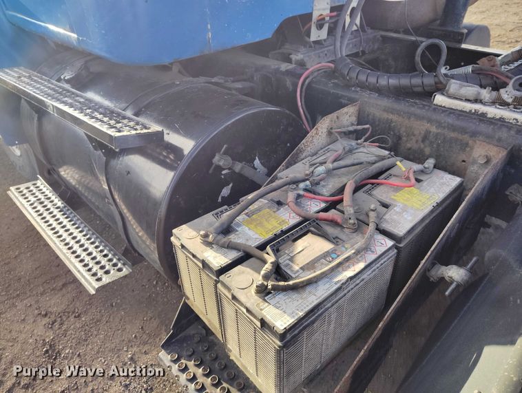 image for item IH9367 1996 International 8200 semi truck