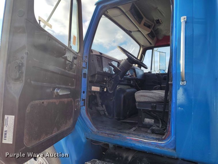 image for item IH9367 1996 International 8200 semi truck