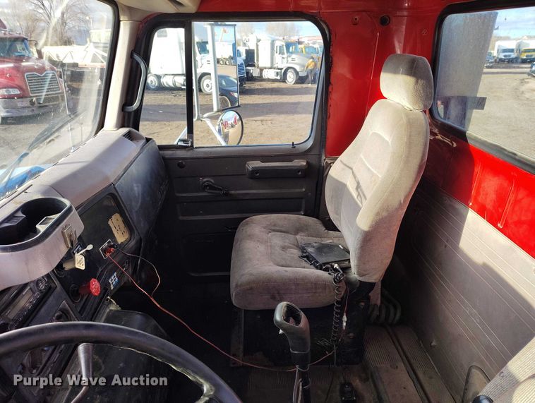 image for item IH9367 1996 International 8200 semi truck