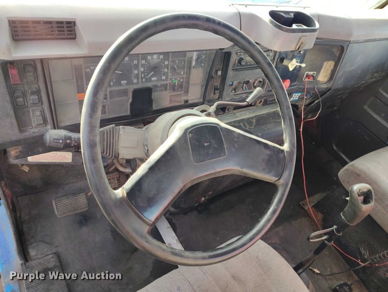 image for item IH9367 1996 International 8200 semi truck