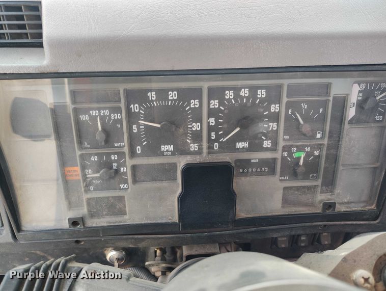 image for item IH9367 1996 International 8200 semi truck