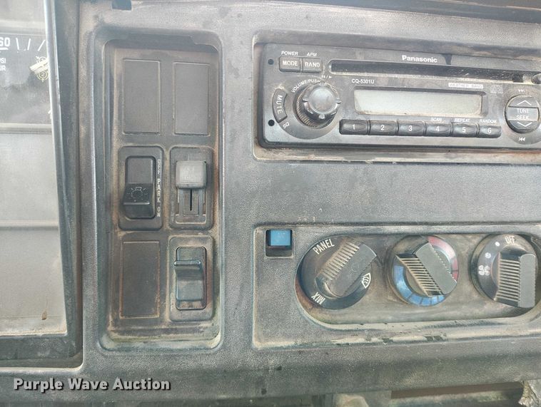 image for item IH9367 1996 International 8200 semi truck