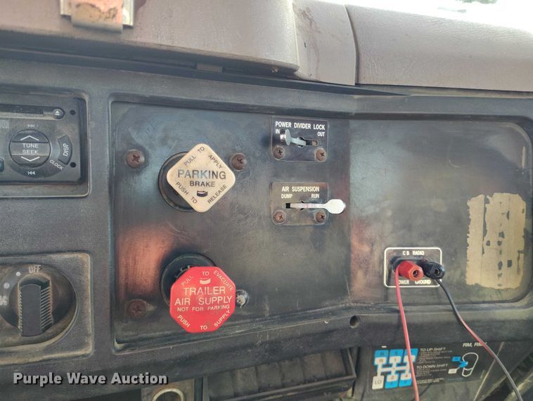 image for item IH9367 1996 International 8200 semi truck