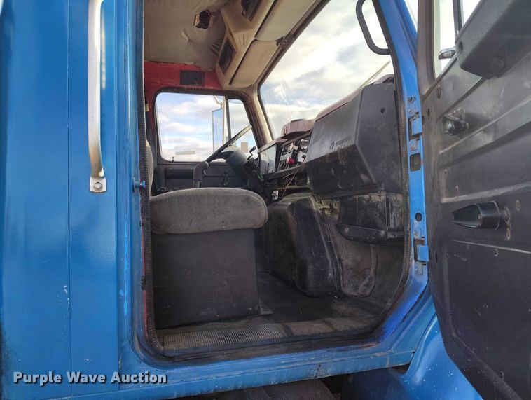 image for item IH9367 1996 International 8200 semi truck