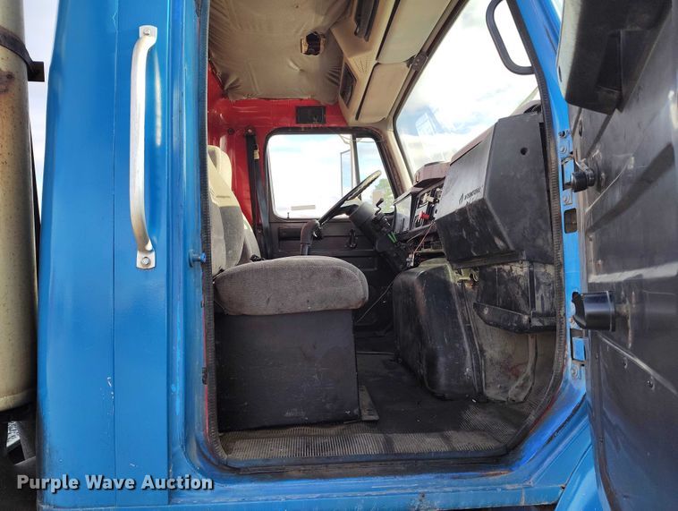 image for item IH9367 1996 International 8200 semi truck