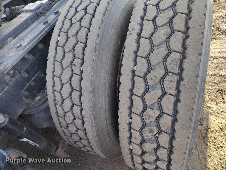 image for item IH9367 1996 International 8200 semi truck