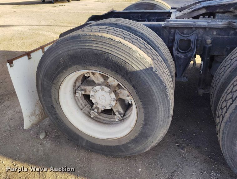 image for item IH9367 1996 International 8200 semi truck