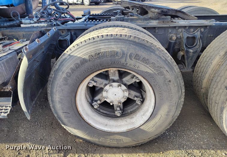 image for item IH9367 1996 International 8200 semi truck