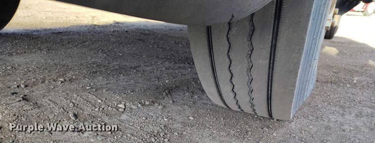 image for item IH9367 1996 International 8200 semi truck