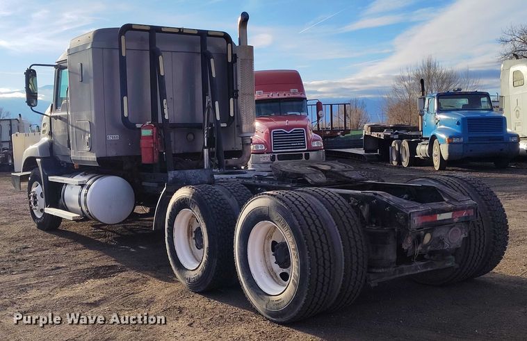 image for item IH9368 2005 Mack CXN 613 semi truck