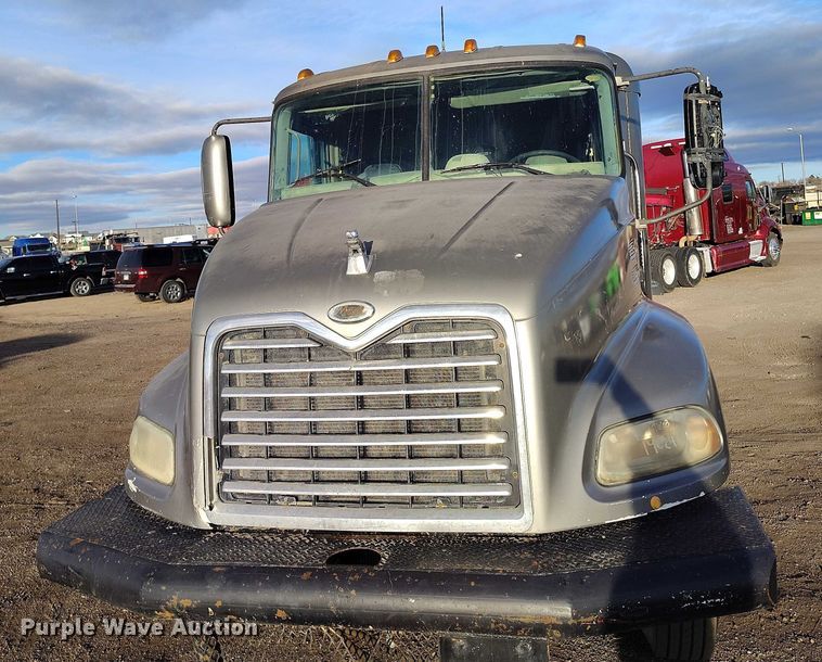 image for item IH9368 2005 Mack CXN 613 semi truck