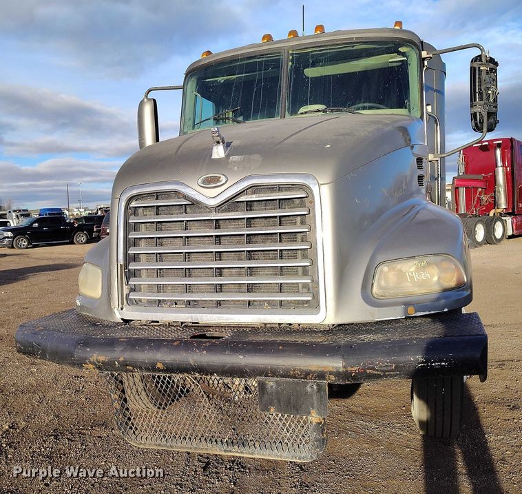 image for item IH9368 2005 Mack CXN 613 semi truck