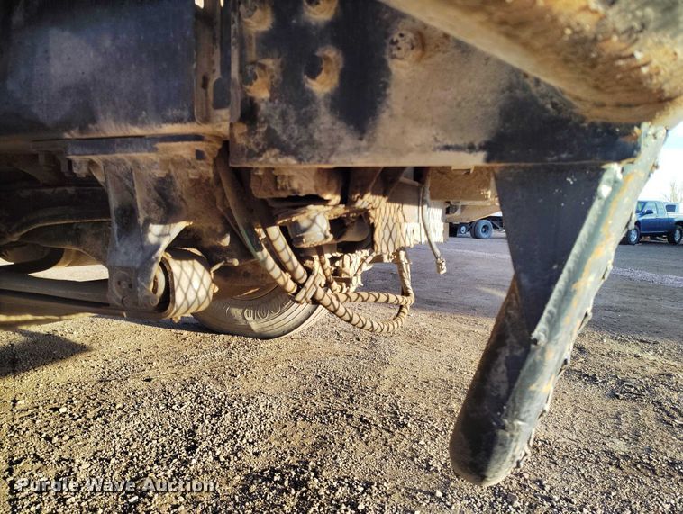 image for item IH9368 2005 Mack CXN 613 semi truck