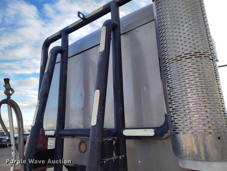 image for item IH9368 2005 Mack CXN 613 semi truck